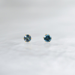 【天然石ロンドンブルートパーズのシンプルな一粒スタッドピアス】4mm / 青 /サージカルステンレス/つけっぱなしok 4枚目の画像