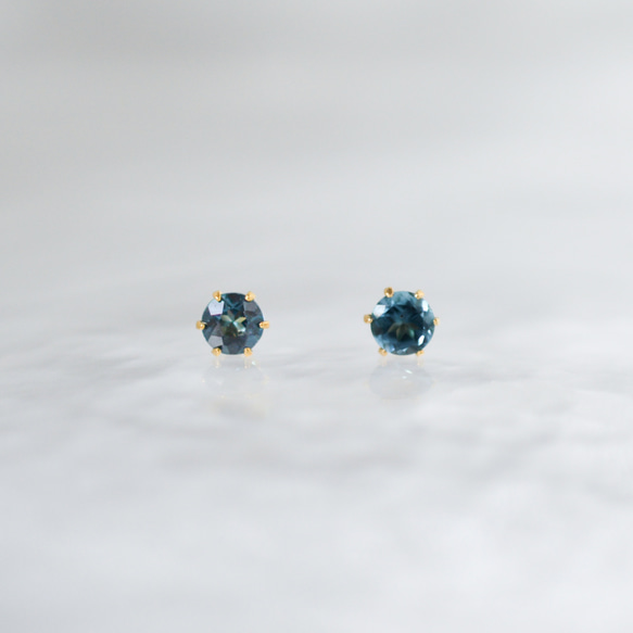 【天然石ロンドンブルートパーズのシンプルな一粒スタッドピアス】4mm / 青 /サージカルステンレス/つけっぱなしok 4枚目の画像