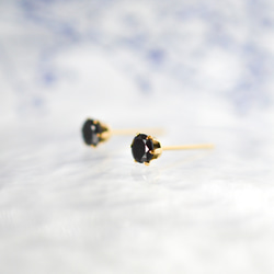 【天然石ブラックスピネルのシンプルな一粒スタッドピアス】黒 / 4mm /サージカルステンレス/つけっぱなしok 5枚目の画像