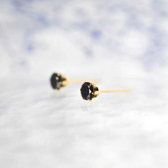 【天然石ブラックスピネルのシンプルな一粒スタッドピアス】黒 / 4mm /サージカルステンレス/つけっぱなしok 5枚目の画像