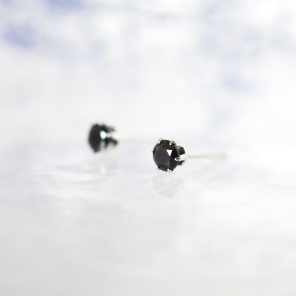 【天然石ブラックスピネルのシンプルな一粒スタッドピアス】黒 / 4mm /サージカルステンレス/つけっぱなしok 2枚目の画像