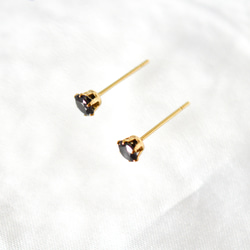 【天然石ブラックスピネルのシンプルな一粒スタッドピアス】黒 / 4mm /サージカルステンレス/つけっぱなしok 6枚目の画像