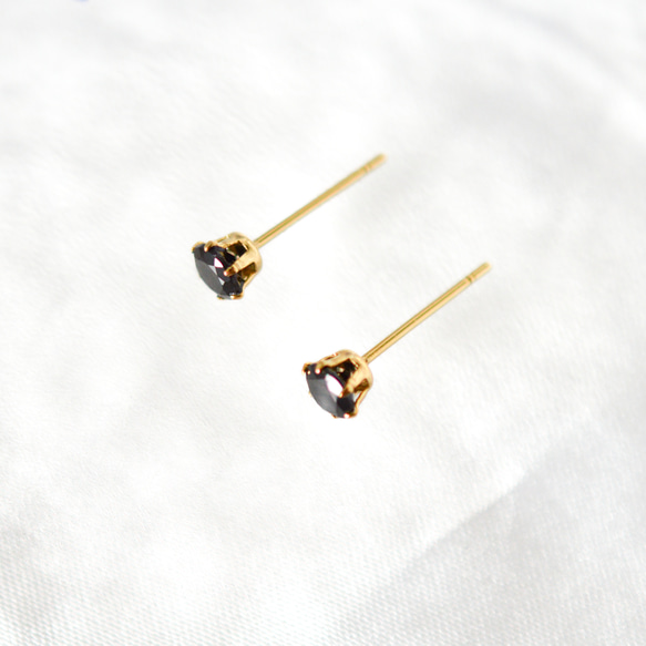 【天然石ブラックスピネルのシンプルな一粒スタッドピアス】黒 / 4mm /サージカルステンレス/つけっぱなしok 6枚目の画像