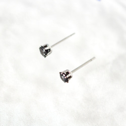 【天然石ブラックスピネルのシンプルな一粒スタッドピアス】黒 / 4mm /サージカルステンレス/つけっぱなしok 3枚目の画像