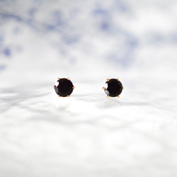 【天然石ブラックスピネルのシンプルな一粒スタッドピアス】黒 / 4mm /サージカルステンレス/つけっぱなしok 4枚目の画像