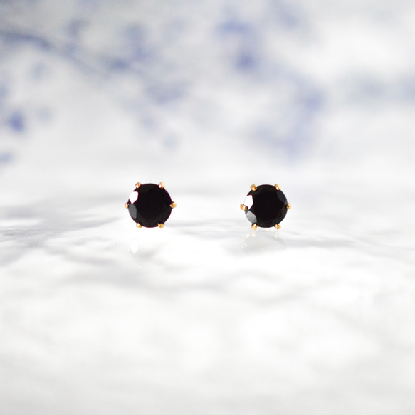 【天然石ブラックスピネルのシンプルな一粒スタッドピアス】黒 / 4mm /サージカルステンレス/つけっぱなしok 4枚目の画像