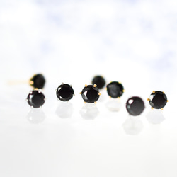 【天然石ブラックスピネルのシンプルな一粒スタッドピアス】黒 / 4mm /サージカルステンレス/つけっぱなしok 8枚目の画像