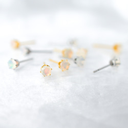 【天然石プレシャスオパールのシンプルな一粒スタッドピアス】白 / 4mm /サージカルステンレス 9枚目の画像