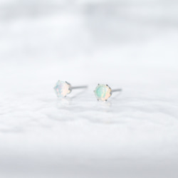 【天然石プレシャスオパールのシンプルな一粒スタッドピアス】白 / 4mm /サージカルステンレス 2枚目の画像