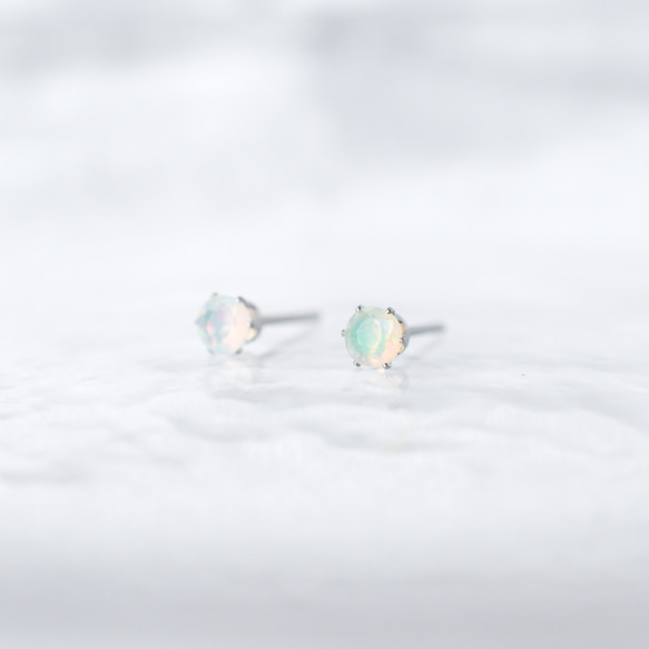【天然石プレシャスオパールのシンプルな一粒スタッドピアス】白 / 4mm /サージカルステンレス 2枚目の画像