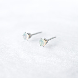 【天然石プレシャスオパールのシンプルな一粒スタッドピアス】白 / 4mm /サージカルステンレス 3枚目の画像