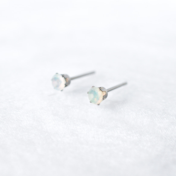 【天然石プレシャスオパールのシンプルな一粒スタッドピアス】白 / 4mm /サージカルステンレス 3枚目の画像