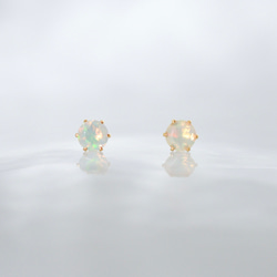 【天然石プレシャスオパールのシンプルな一粒スタッドピアス】白 / 4mm /サージカルステンレス 4枚目の画像