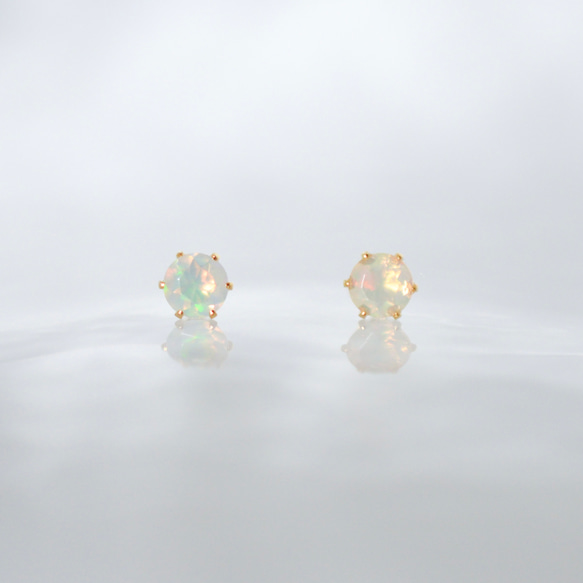 【天然石プレシャスオパールのシンプルな一粒スタッドピアス】白 / 4mm /サージカルステンレス 4枚目の画像