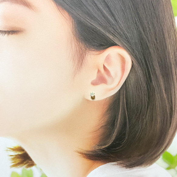 【天然石プレシャスオパールのシンプルな一粒スタッドピアス】白 / 4mm /サージカルステンレス 11枚目の画像