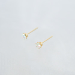 【天然石プレシャスオパールのシンプルな一粒スタッドピアス】白 / 4mm /サージカルステンレス 6枚目の画像