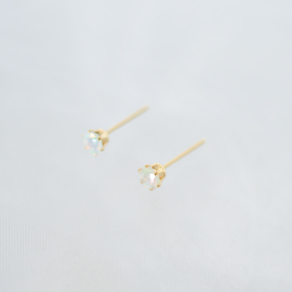 【天然石プレシャスオパールのシンプルな一粒スタッドピアス】白 / 4mm /サージカルステンレス 6枚目の画像