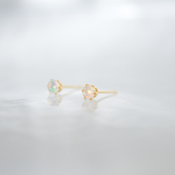 【天然石プレシャスオパールのシンプルな一粒スタッドピアス】白 / 4mm /サージカルステンレス 5枚目の画像