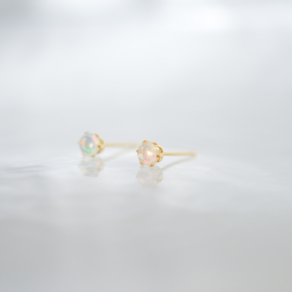 【天然石プレシャスオパールのシンプルな一粒スタッドピアス】白 / 4mm /サージカルステンレス 5枚目の画像