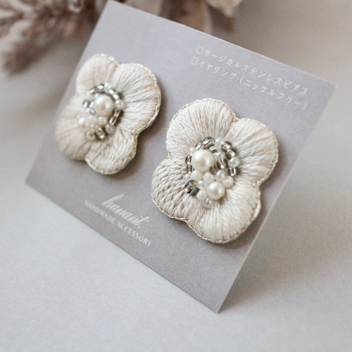 【#1233】ビーズ刺繍　ハンドメイドアクセサリー　ピアス　イヤリング　結婚式 四つ花のビーズ刺繍ピアス/イヤリング（ホワイト・白