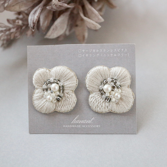 四つ花のビーズ刺繍ピアス/イヤリング（ホワイト・白