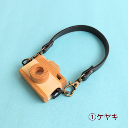 木製　カメラのキーホルダー　名入れ可（＋500円） 2枚目の画像