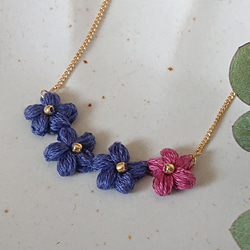 小さな花のネックレス　紺色 4枚目の画像