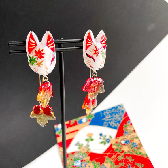 ピアス　狐　仮面　黒　オレンジ　紅葉　ビジュー　クラックビーズ　和　着物　卒業式 紅葉と狐面のピアス・イヤリング ピアス（フック・チェーン） 叶きりく