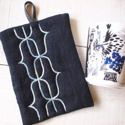 アイヌ刺繍の鍋つかみ　リネンにスクルミ染め糸で 1枚目の画像