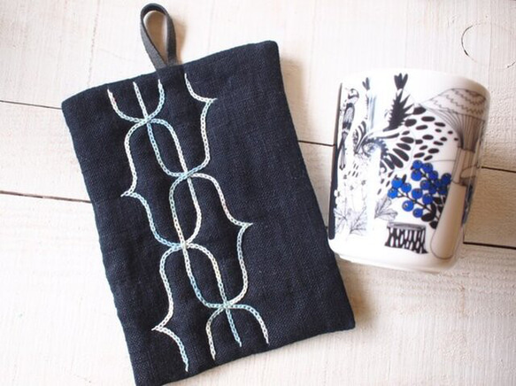 アイヌ刺繍の鍋つかみ　リネンにスクルミ染め糸で 1枚目の画像
