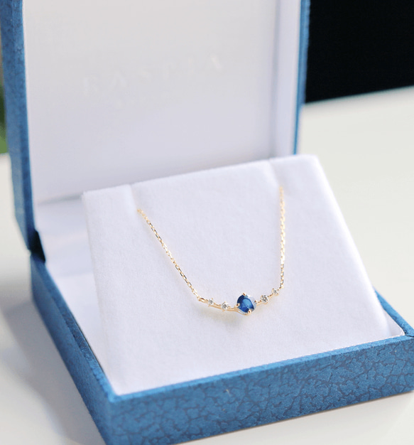 K18 藍寶石和鑽石項鍊（圓形切割）~Ello Lily~ 九月生日石 第8張的照片