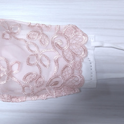 【送料込み】 不織布マスクカバー ピンク花柄 レース光沢刺繍   肌に優しい 2枚目の画像