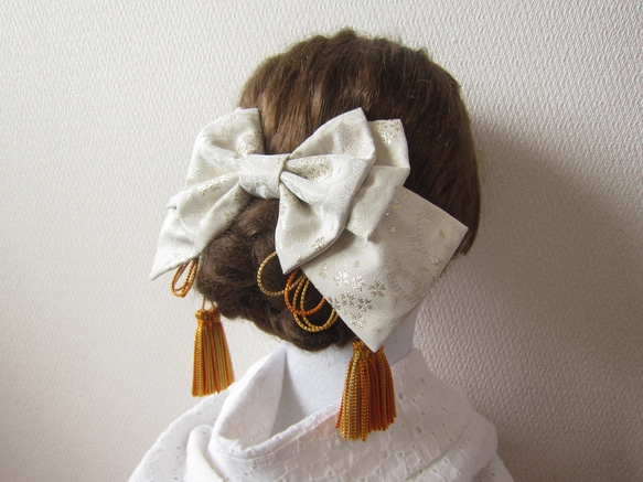 髪飾りリボン✿金襴 桜　白　ウエディング　成人式　卒業式　着物　袴　振袖　浴衣 1枚目の画像