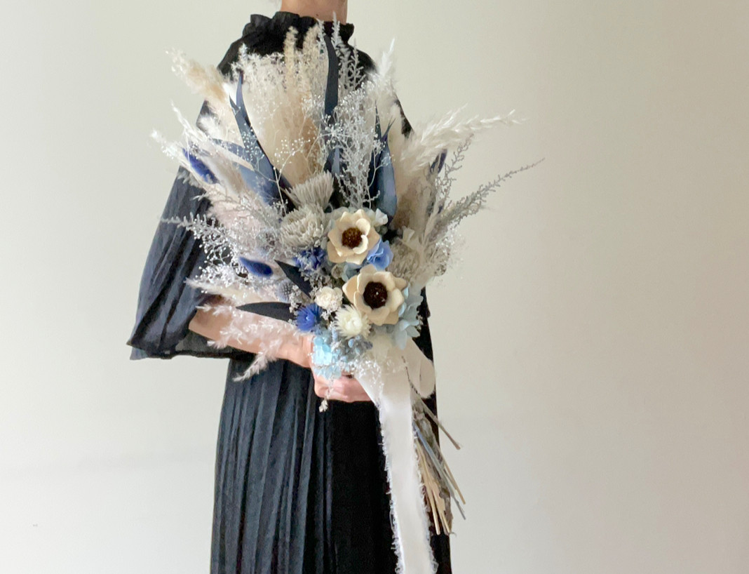 ふんわりパンパスグラスのブルーブーケスワッグ　（ドライ×造花）