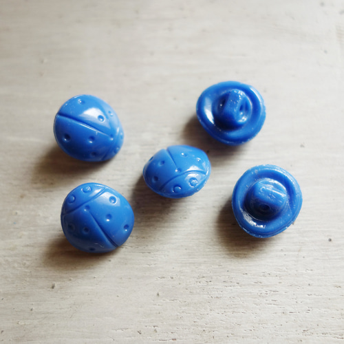 西ドイツ製 1960s 青いてんとう虫のガラスボタン 12x11mm (2個) ボタン