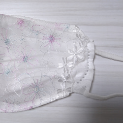 【送料込み】  不織布マスクカバー ホワイト  カラフル花柄刺繍 肌に優しい 2枚目の画像