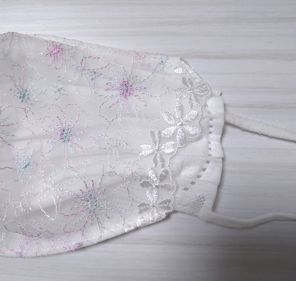 【送料込み】  不織布マスクカバー ホワイト  カラフル花柄刺繍 肌に優しい 2枚目の画像