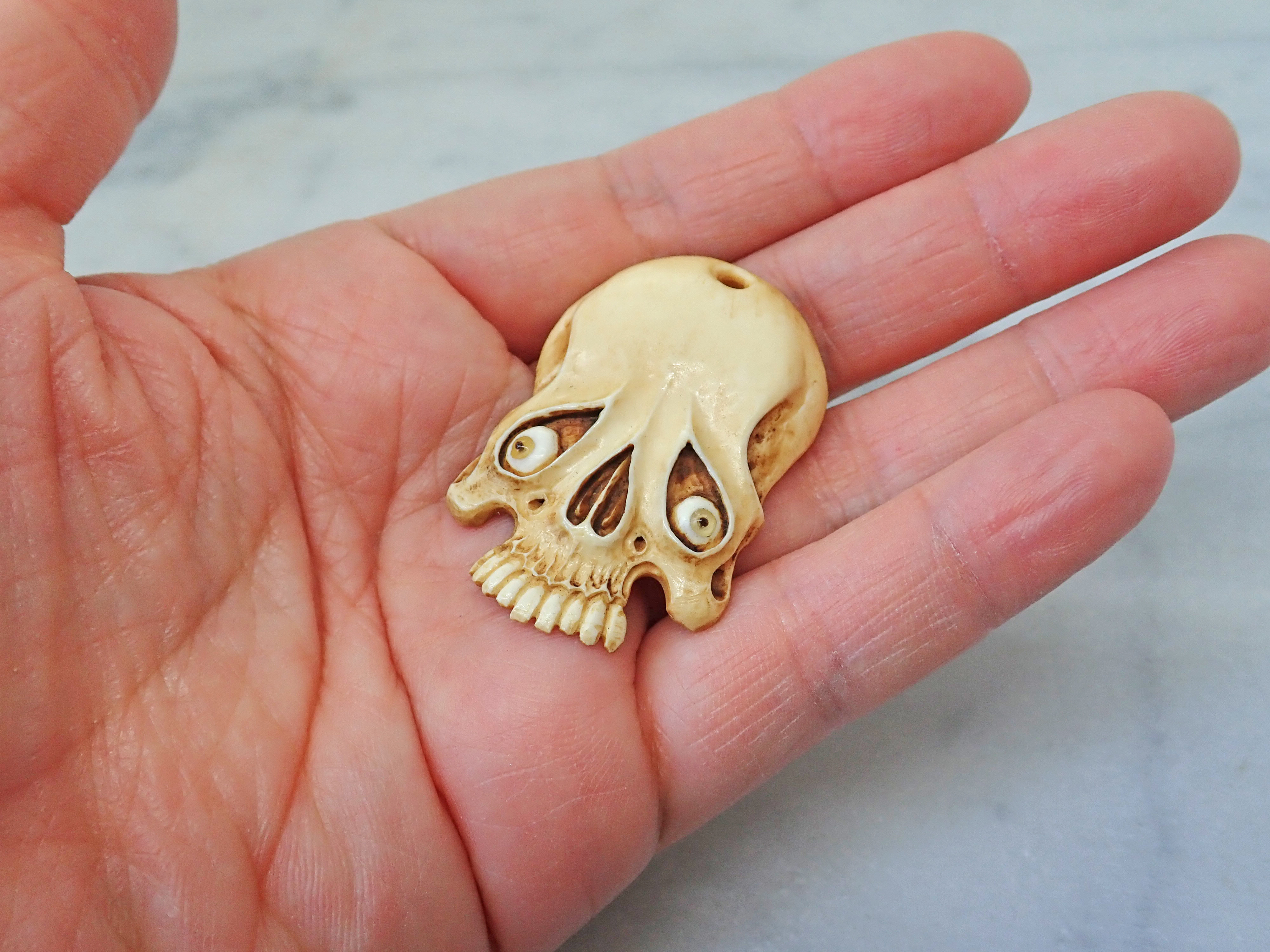 【店主コレクション放出品2】髑髏ペンダント 牙製 野晒 髑髏 骷髅 骸骨 skull netsuke スカル 根付 【店主コレクション放出品2】髑髏ペンダント 牙製 野晒 髑髏 骷髅 骸骨 skull netsuke スカル 根付