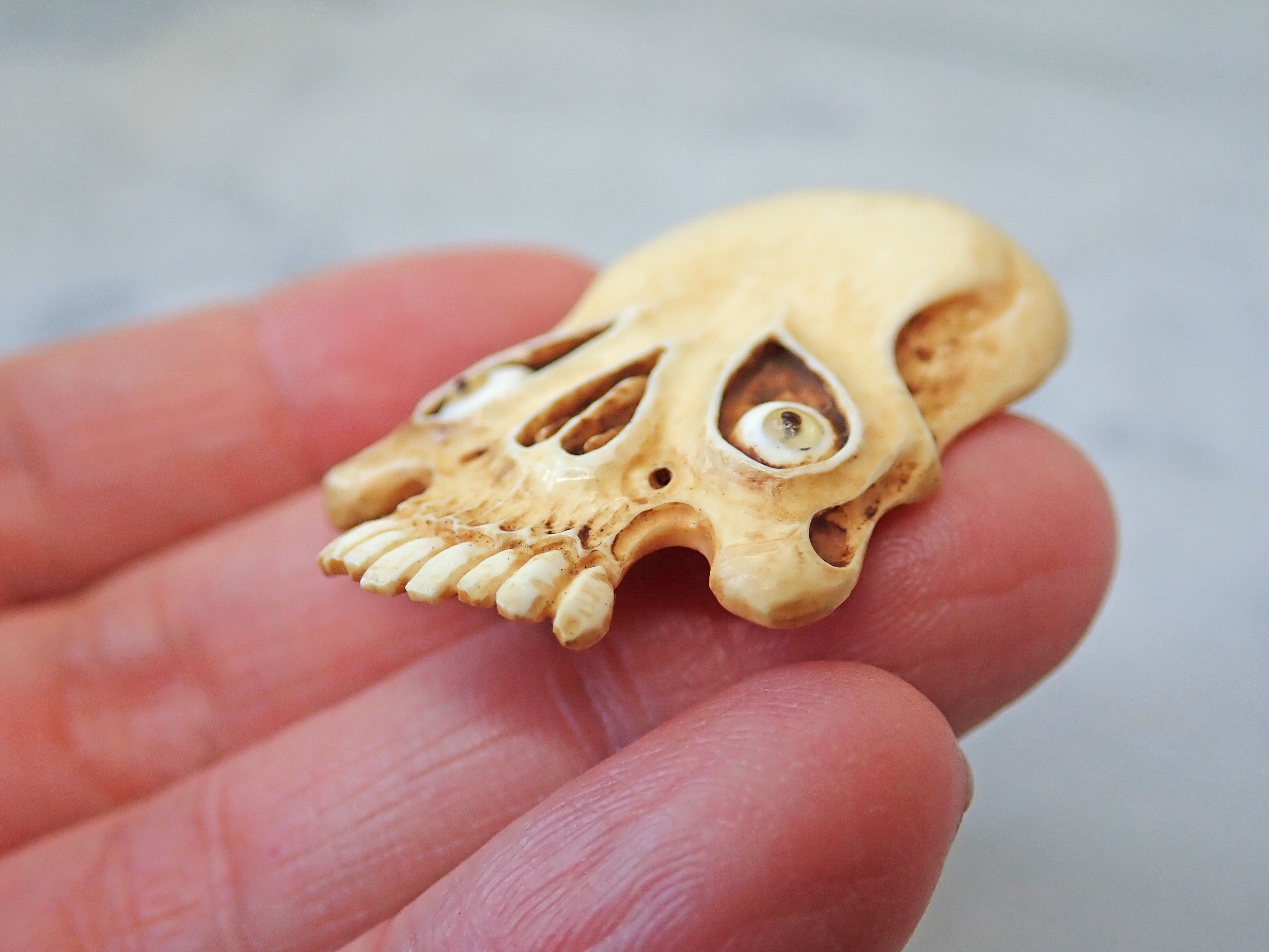 【店主コレクション放出品2】髑髏ペンダント 牙製 野晒 髑髏 骷髅 骸骨 skull netsuke スカル 根付 【店主コレクション放出品2】髑髏ペンダント 牙製 野晒 髑髏 骷髅 骸骨 skull netsuke スカル 根付