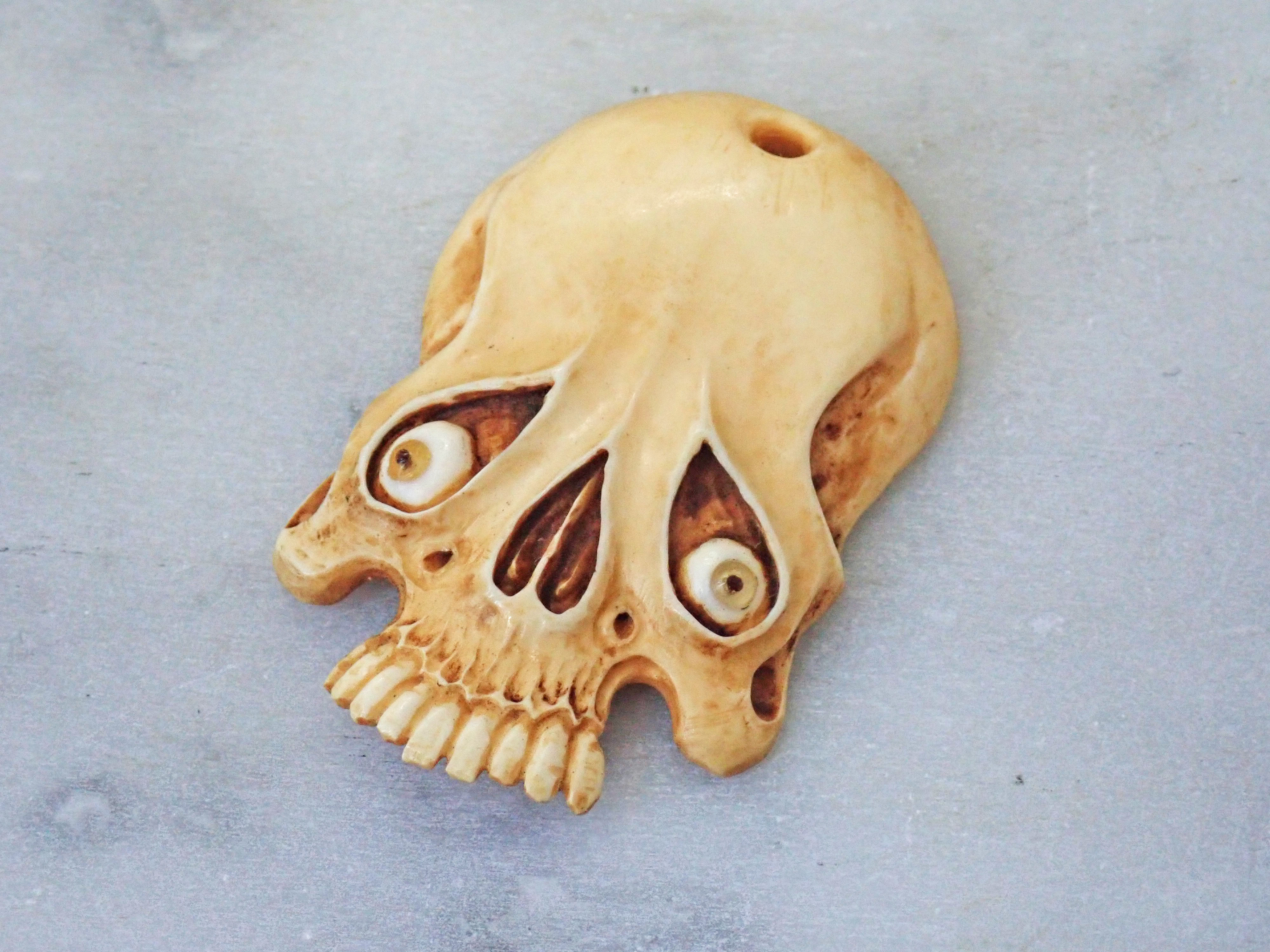 【店主コレクション放出品2】髑髏ペンダント 牙製 野晒 髑髏 骷髅 骸骨 skull netsuke スカル 根付 【店主コレクション放出品2】髑髏ペンダント 牙製 野晒 髑髏 骷髅 骸骨 skull netsuke スカル 根付