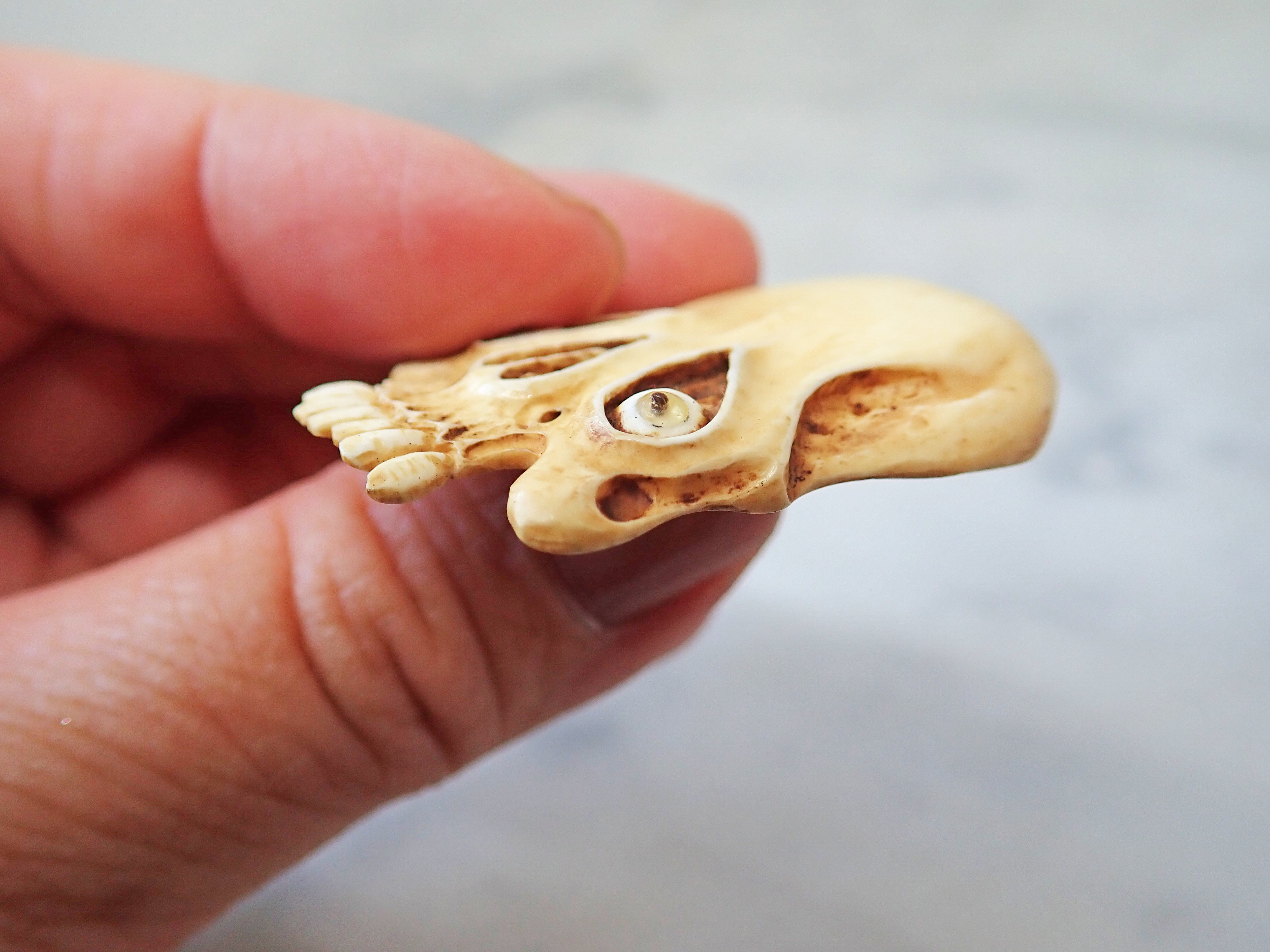 【店主コレクション放出品2】髑髏ペンダント 牙製 野晒 髑髏 骷髅 骸骨 skull netsuke スカル 根付 【店主コレクション放出品2】髑髏ペンダント 牙製 野晒 髑髏 骷髅 骸骨 skull netsuke スカル 根付