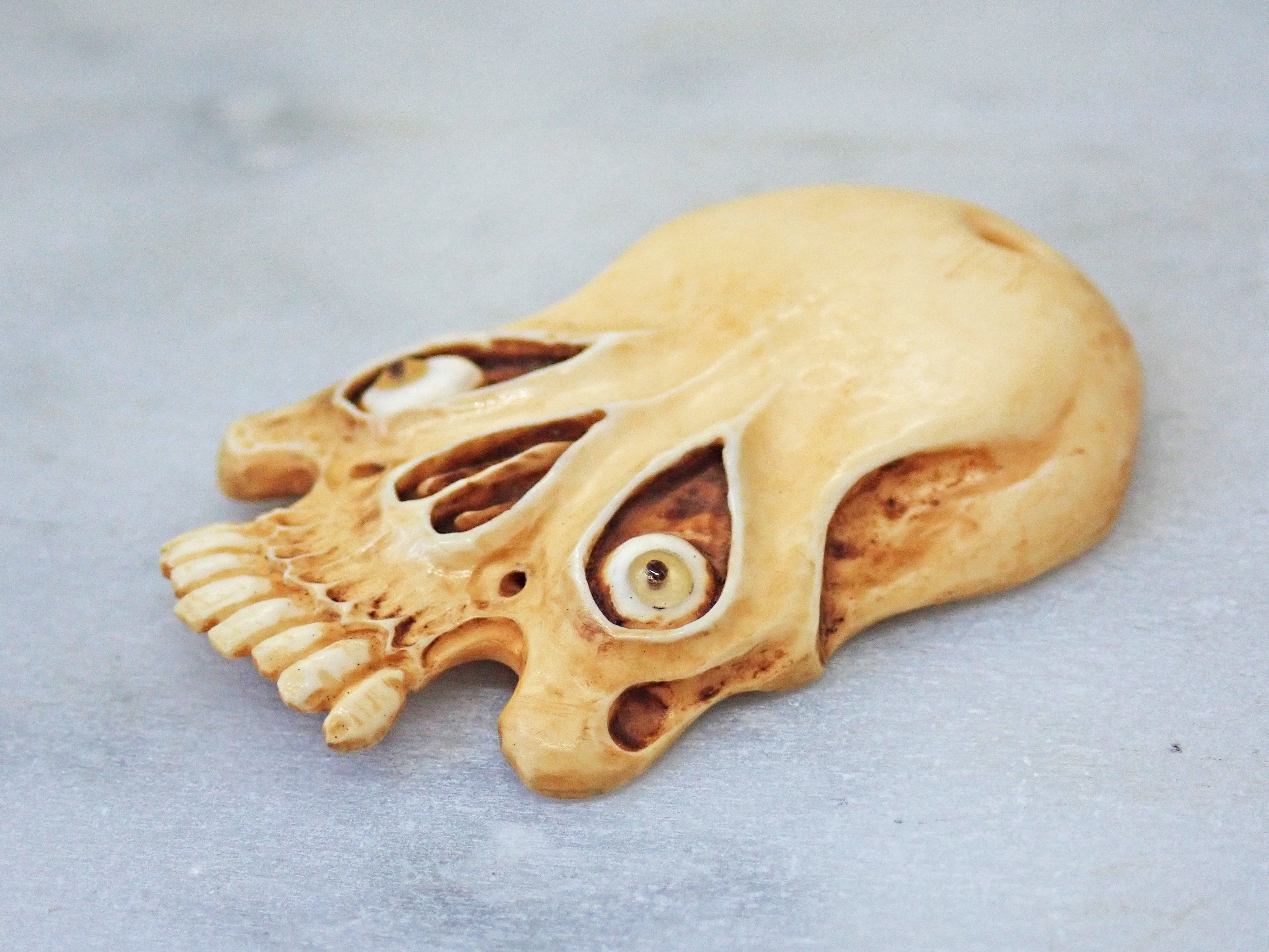 【店主コレクション放出品2】髑髏ペンダント 牙製 野晒 髑髏 骷髅 骸骨 skull netsuke スカル 根付 【店主コレクション放出品2】髑髏ペンダント 牙製 野晒 髑髏 骷髅 骸骨 skull netsuke スカル 根付