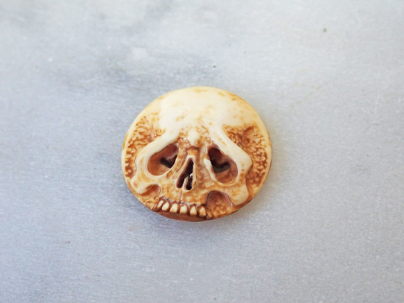 【店主コレクション放出品3】髑髏カメオボタン　牙製   野晒 髑髏 骷髅 骸骨 skull netsuke スカル 根付 1枚目の画像