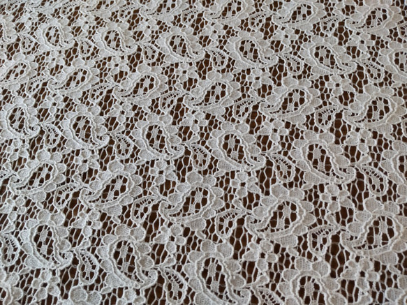 小花とペイズリー模様の綿レース生地　【オフ白】幅104cm×長さ30cm D/#LB3634NC 4枚目の画像