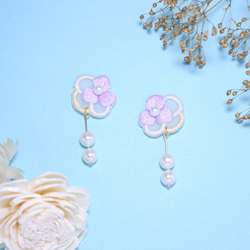 オーガンジー刺繍❁紫陽花の耳飾り❁〜ペールアイリス〜 1枚目の画像