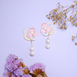 オーガンジー刺繍❁紫陽花の耳飾り❁〜ベビーピンク〜 1枚目の画像