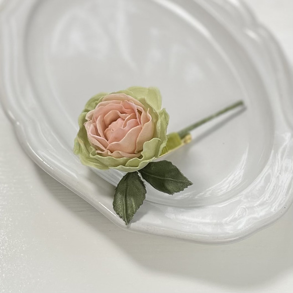 布花グリーンピンクの薔薇のコサージュ 3枚目の画像