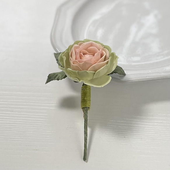 布花グリーンピンクの薔薇のコサージュ 4枚目の画像