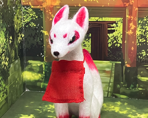 フェルト羊型ぬいぐるみ 赤白帽子付き ◇稲荷狐 白赤色 金眼 幻獣 羊毛フェルト人形 羊毛フェルト クマノッコ