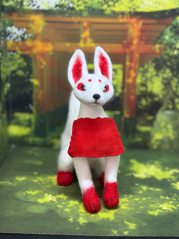 フェルト羊型ぬいぐるみ 赤白帽子付き ◇稲荷狐 白赤色 金眼 幻獣 羊毛フェルト人形/ 羊毛フェルト